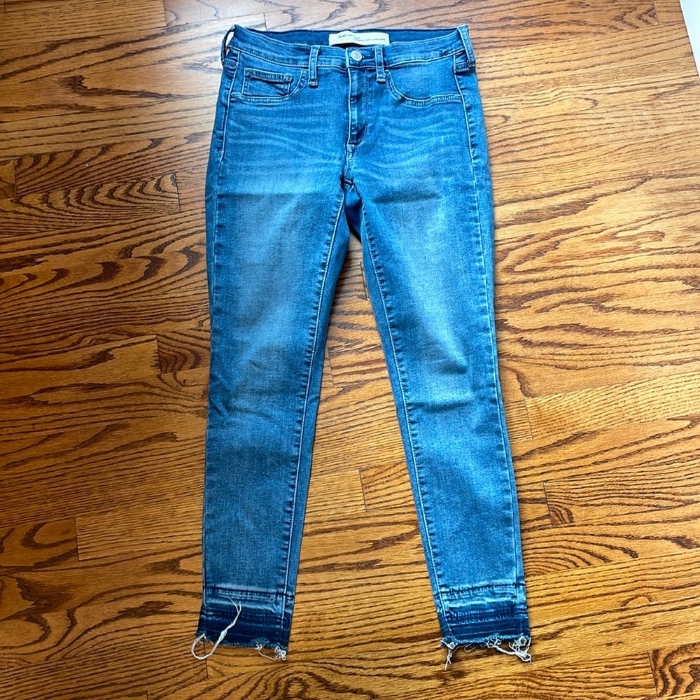 GAP women’s mid rise light wash skinny jeans with distressed edge, Sz 28